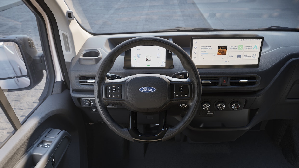 Ensisilmäyksellä ohjaamo vaikuttaa selkeältä. Digimittarin viereen on sijoitettu 12 tuuman kosketusnäyttö.