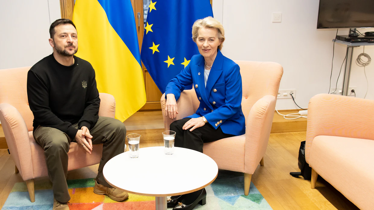 Venäjän hyökkäystä torjuvalle maalle on rakennettava Naton eurooppalaisten jäsenmaiden erityisest turvatakuut, jos aselepo syntyy. Ukrainan presidentti Volodymyr Zelenskyi (vas.) keskusteli EU-komission puheenjohtaja Ursula von der Leyenin kanssa joulukuussa Brysselissä.