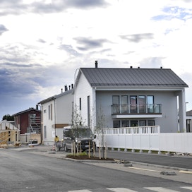 Rakennusprojektien aloituksia on siirretty raaka-aineiden kustannusten hinnannousun vuoksi, mikä on osaltaan aiheuttanut painetta nostaa uusien asuntojen hintoja, selviää Suomen Kiinteistönvälittäjien tiedotteesta.