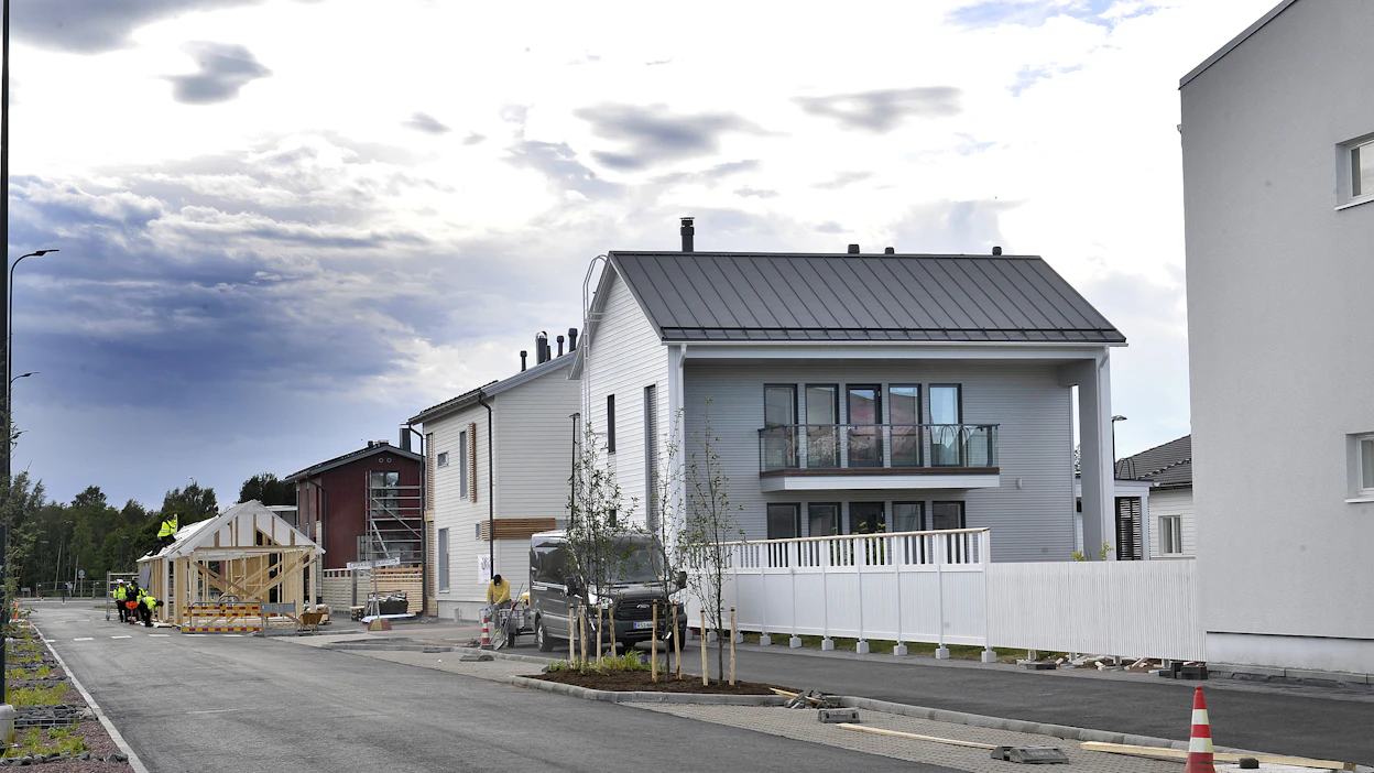 Rakennusprojektien aloituksia on siirretty raaka-aineiden kustannusten hinnannousun vuoksi, mikä on osaltaan aiheuttanut painetta nostaa uusien asuntojen hintoja, selviää Suomen Kiinteistönvälittäjien tiedotteesta.