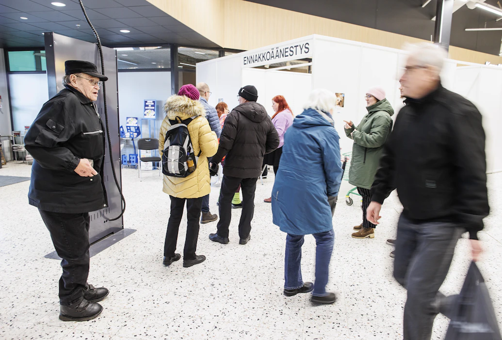 Äänestäjiä Jyväskylän Palokassa presidentinvaaleissa 2024.