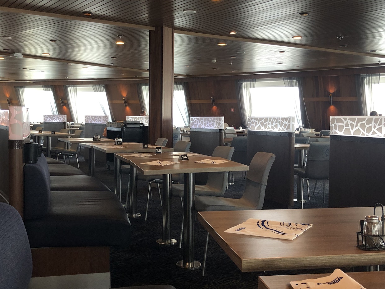 Ravintolan tunnelma on kaukana rahtilaivan mielikuvasta.