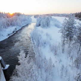 Energiateollisuus varoittaa tavallista suuremmasta veden pinnan vaihtelusta säännöstellyissä vesistöissä. Kuvassa PVO-Vesivoiman Pahkakosken voimalaitos Yli-Iissä Oulussa.