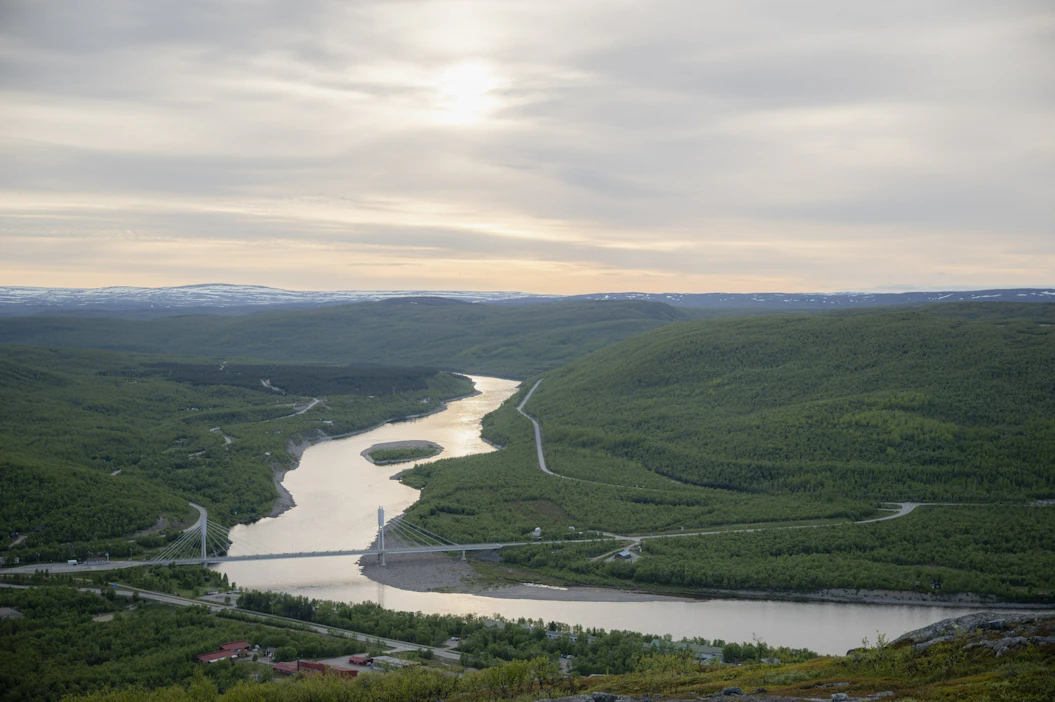 Utsjoen kirkonkylä ja Tenojoki yöttömän yön valossa Ailigastunturilta nähtynä kesäkuun lopulla. LEHTIKUVA / Otto Ponto.
