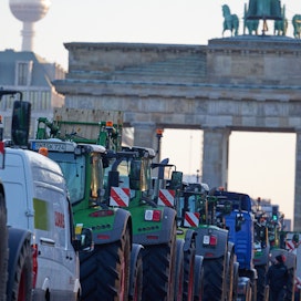 Yli 550 traktorin kolonna vyöryi maanantaina Berliiniin Brandenburgin portin edustalle osoittamaan mieltään Saksan hallituksen budjettileikkauksia ja maatalouspolitiikkaa vastaan.
