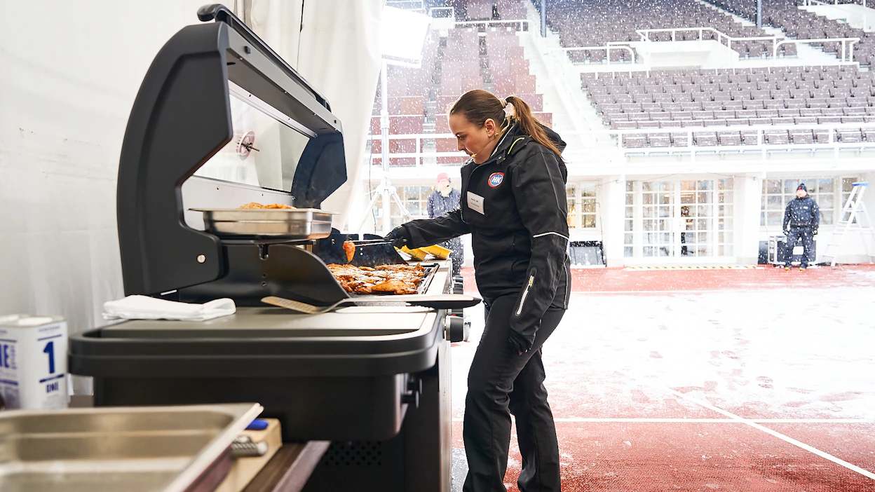 Takatalvi osui HK Scanin grillikauden virallisiin avajaisiin 23.huhtikuuta Helsingin Olympiastadionilla. HK Scanin tuotekehittäjäkokki Kira Weckman grillaa herkkuja säätä pelkäämättömille kutsuvieraille.