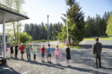 Suvivirsi voidaan laulaa päiväkodin kevätjuhlassa. Yksittäinen virsi ei tee tilaisuudesta uskonnon harjoittamista. Kuvituskuva.
