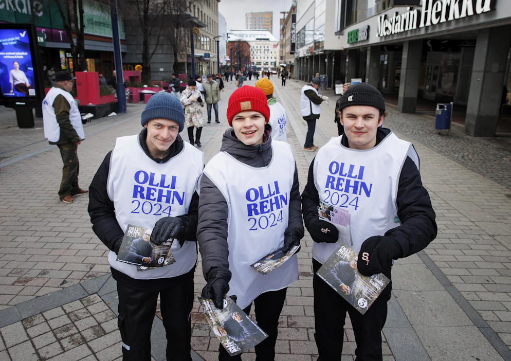 Jarno Saukko (kuvassa vasemmalla), Iiro Järvelin (keskellä) ja Nuutti Peura kampanjoivat Olli Rehnin puolesta Jyväskylässä tiistaina.