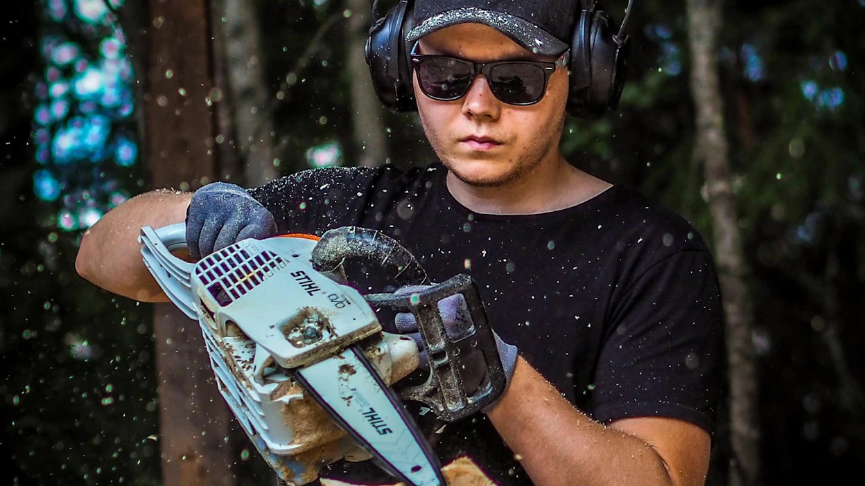 Karhuveistokisa tarjoaa mahdollisuuden haastaa itseään, toteaa kisan ensikertalainen Toni Lindroos.