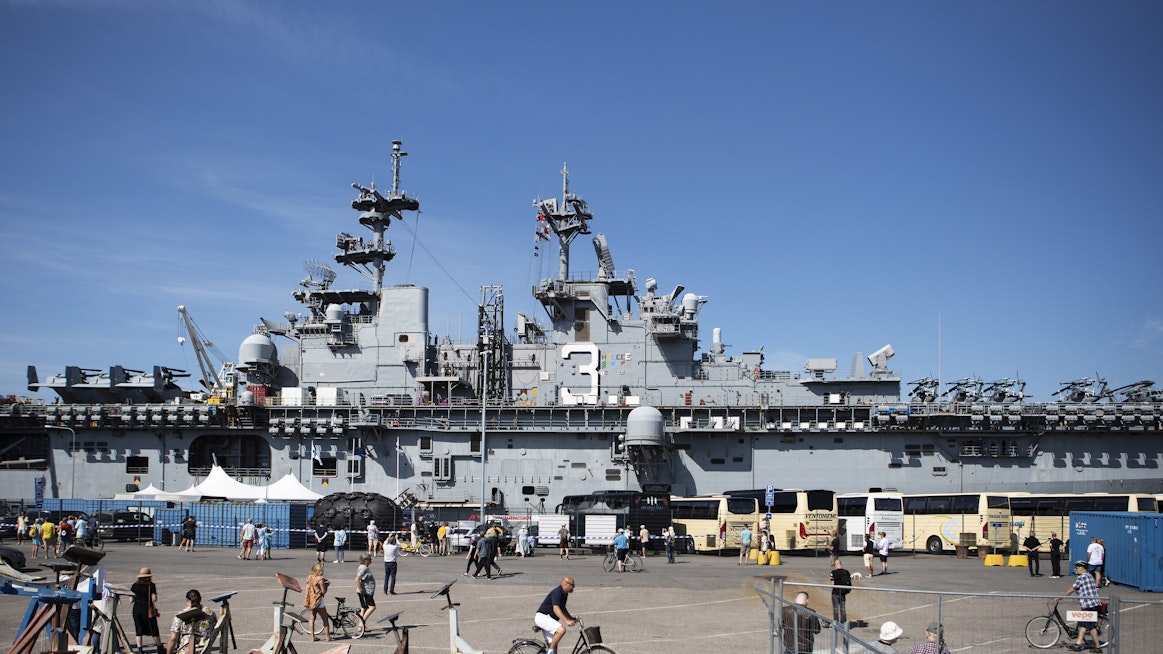 Hernesaareen ankkuroitu USS Kearsarge keräsi kiinnostunutta yleisöä perjantaina.