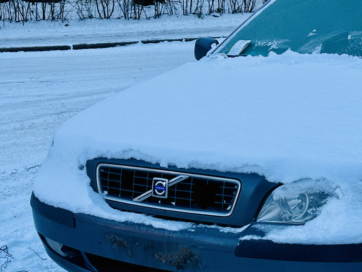 Rekisterikilpien poisto ei ole pelastanut Volvoa pysäköintivirhemaksulta.