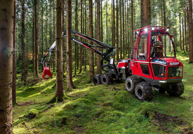 Ruotsissa valmistettava Alstor-pienmetsäkonemalliston huippumalli 840 korvaantuu nyt 850-mallilla. Ohjaamon ja hydrauliikan muutokset parantavat koneen työtehoa.