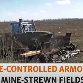 Erikoiselta näyttävä traktoriviritys takaa, että miinat voidaan raivata turvallisesti pois kylvöjen tieltä Ukrainassa.