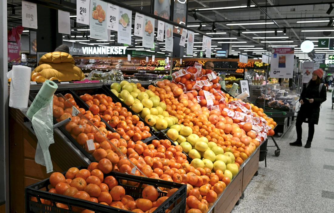Vihannesten ja hedelmien myynti on laskenut merkittävästi sekä K- että S-ryhmän kaupoissa. LEHTIKUVA / Heikki Saukkomaa.