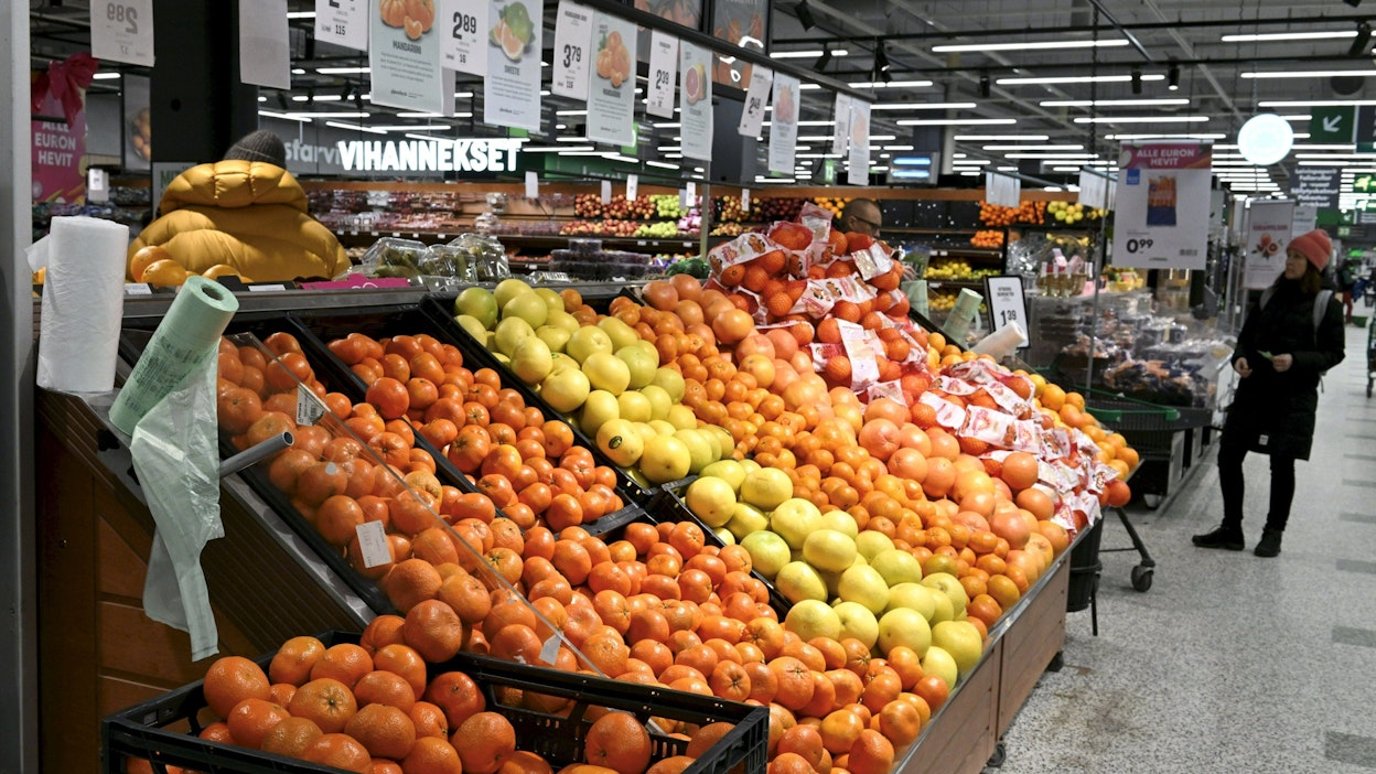 Vihannesten ja hedelmien myynti on laskenut merkittävästi sekä K- että S-ryhmän kaupoissa. LEHTIKUVA / Heikki Saukkomaa. 