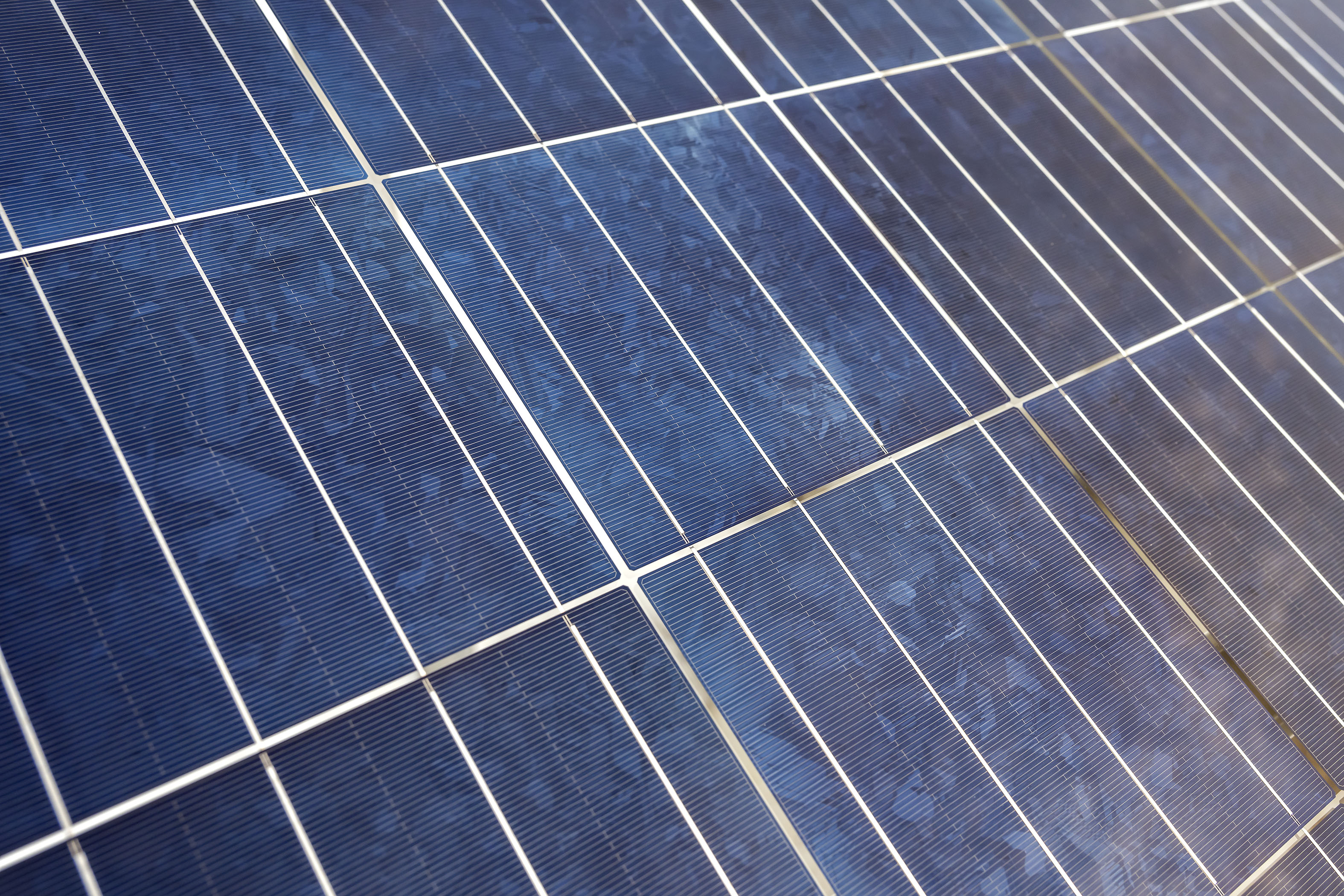 Aurinkovoimalan kärsimien vahinkojen suuruus ei ole vielä tiedossa. Kuvituskuva.