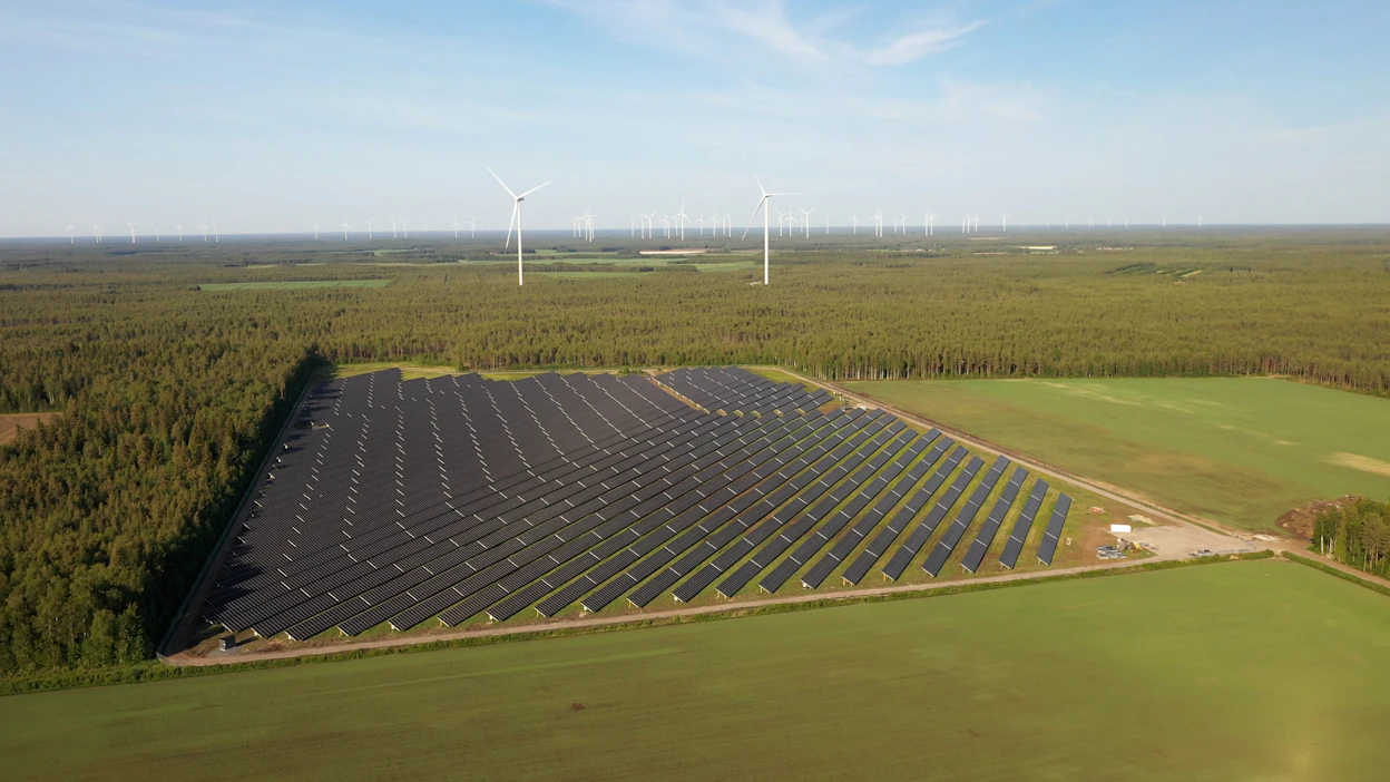 Kuvassa yksi Suomen suurimmista aurinkopuistoista, Kalajoen Juurakko. Kuortaneen aurinkopuisto on kokoluokaltaan noin kaksinkertainen. Kuva: Solarigo Systems Oy / Sami Säily
