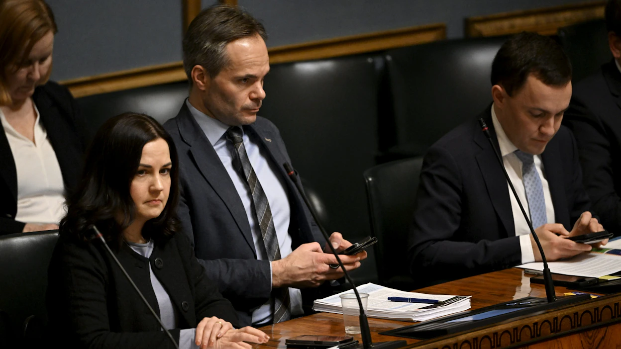 Sosiaaliturvaministeri Sanni Grahn-Laasonen (kok.), ympäristöministeri Kai Mykkänen (kok.) ja elinkeinoministeri Wille Rydman (ps.) eduskunnan täysistunnossa tiistaina. LEHTIKUVA / EMMI KORHONEN.