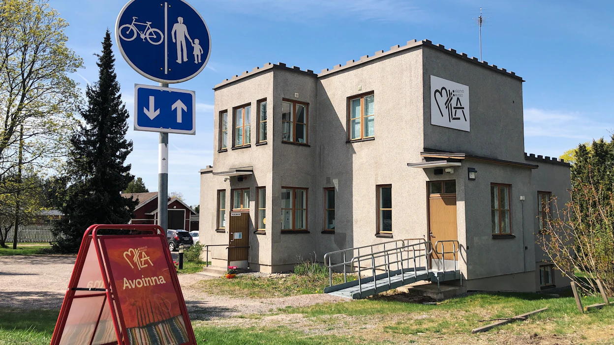 Käsityömuseo Miilaa ylläpitää Lyyli Tuomolan säätiö, joka on osa Paimion kaupunkikonsernia. Museon nimi tulee rakennuksesta, jossa se sijaitsee.