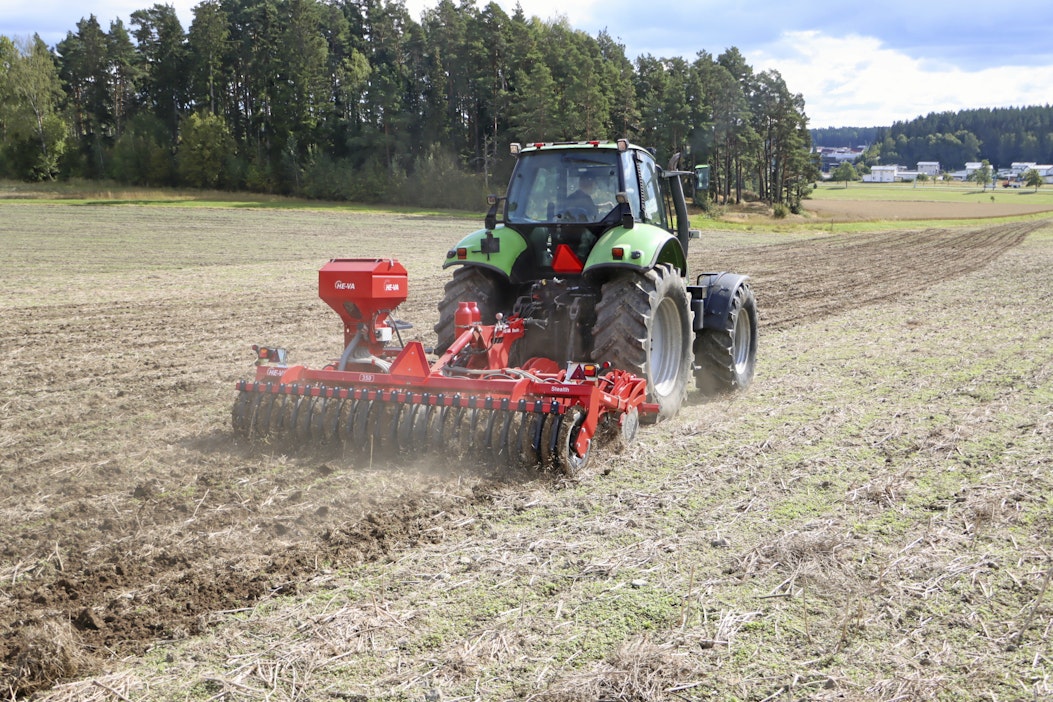 HE-VA Stealth -jankkurilla muokattiin sänkipeltoa sekä matalasti muokattua peltoa. Stealth rikkoo pellon pintaa hyvin vähän eikä nosta märkää maata pintaan. HE-VA Stealth oli varustettu Multi-Seeder-kylvölaitteella, jolla kylvettiin syysrapsia ja rypsiä jankkuroinnin yhteydessä. Siemenet kylvettiin nauhaksi piikin muokkaamaan kohtaan.
