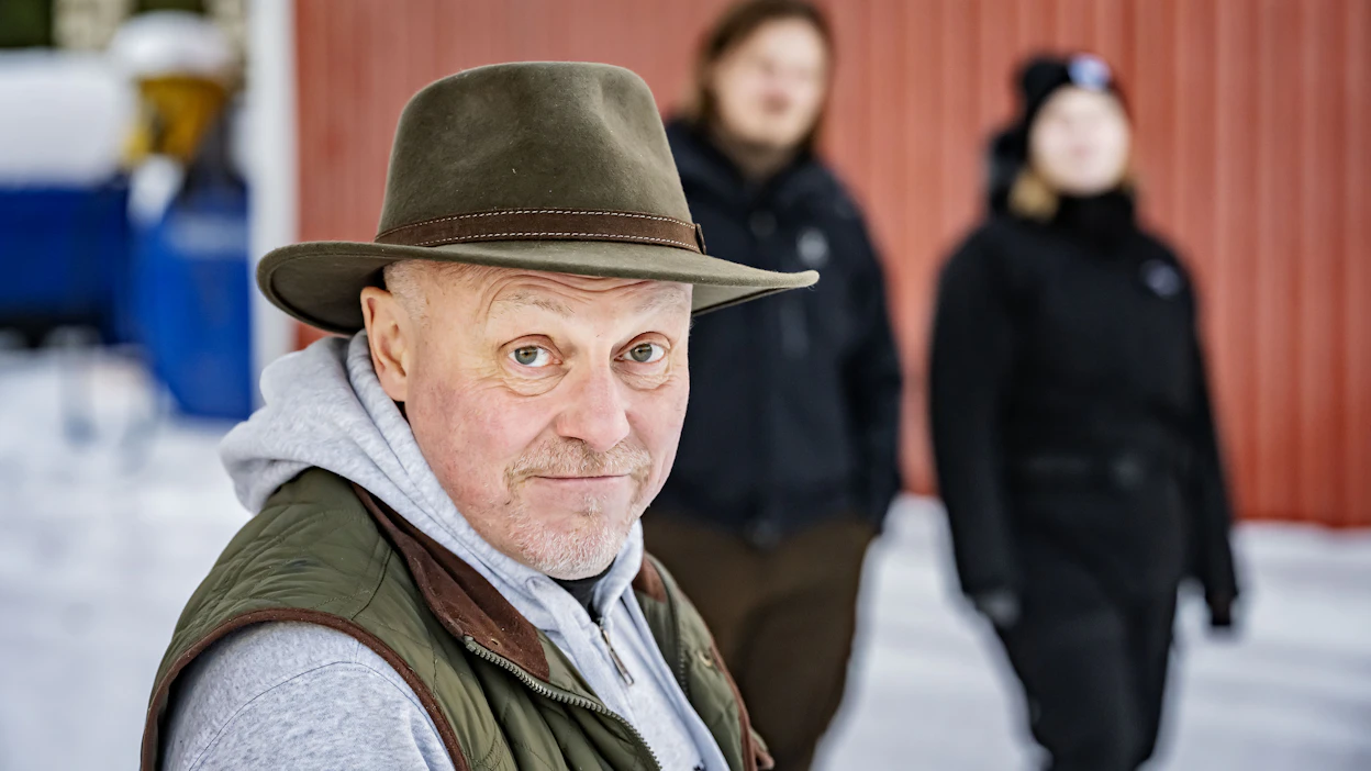 Osakeyhtiötilan siirtäminen seuraavalle sukupolvelle toteutettiin Pihaviriän tilalla vaiheittain. Ahti Ritolan taustalla jatkajat.
