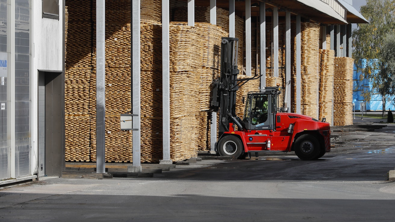 Sahattua puutavaraa on kertynyt sahojen varastoihin, sillä lakkojen takia vienti satamien kautta ei kulje.