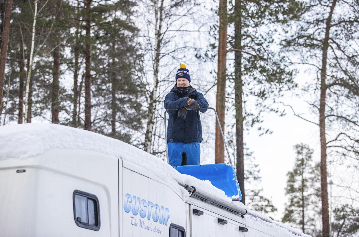 Ravivalmentajan työnkuva on monipuolinen. Välillä täytyy myös putsata lunta hevosauton katolta.