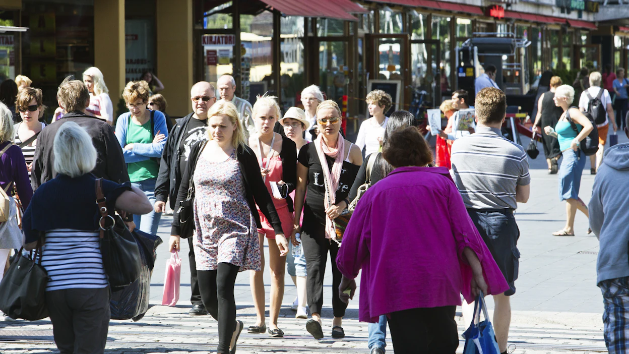 Vaikka ihmiset näyttävät ulkoapäin jaksavilta, pinnan alla mielessä käydään koko ajan taistelua jaksamisesta. Kuvan henkilöt eivät liity juttuun.