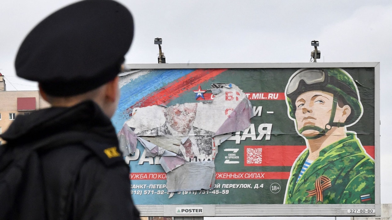 Kuvituskuvassa armeijan palvelusta mainostava mainostaulu Pietarissa Venäjällä 5. lokakuuta.  