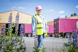 Sirpa Liudun työkaverit sahalla hankkivat vuosia sitten Liudulle pinkin kypärän lahjaksi. Kuvaushetkellä lastattiin sahatavaraa sattumalta samansävyisiin rekkoihin.