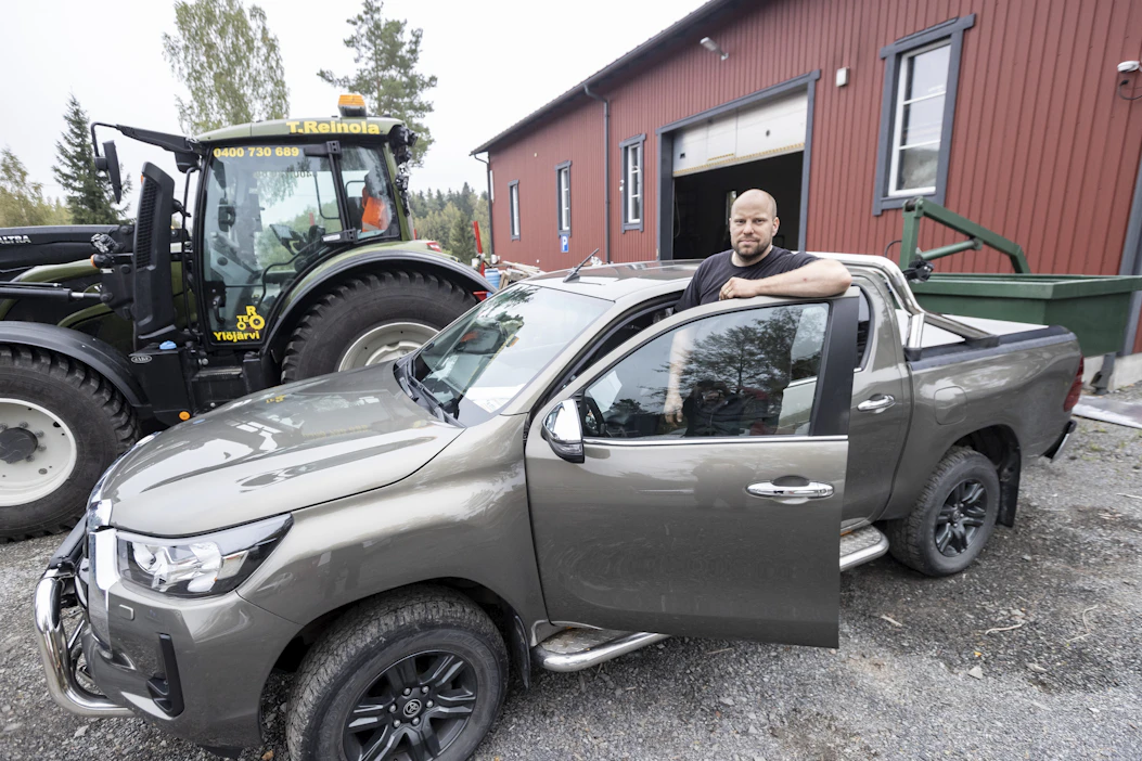 Tero Reinolan mielestä avolavasta muokattu kevytkuorma-auto on kätevä, sillä se kantaa jopa tuhannen kilon kuormaa.