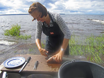 Piia Rantala-Korhonen viihtyy mökillä Oulujärven maisemissa. Järvestä nousee paljon kalaa, muun muassa kuhaa, ahventa ja haukea. 
