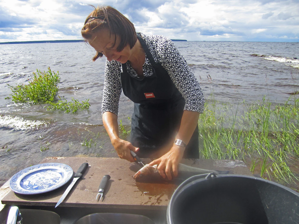 Piia Rantala-Korhonen viihtyy mökillä Oulujärven maisemissa. Järvestä nousee paljon kalaa, muun muassa kuhaa, ahventa ja haukea. 