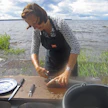 Piia Rantala-Korhonen viihtyy mökillä Oulujärven maisemissa. Järvestä nousee paljon kalaa, muun muassa kuhaa, ahventa ja haukea.