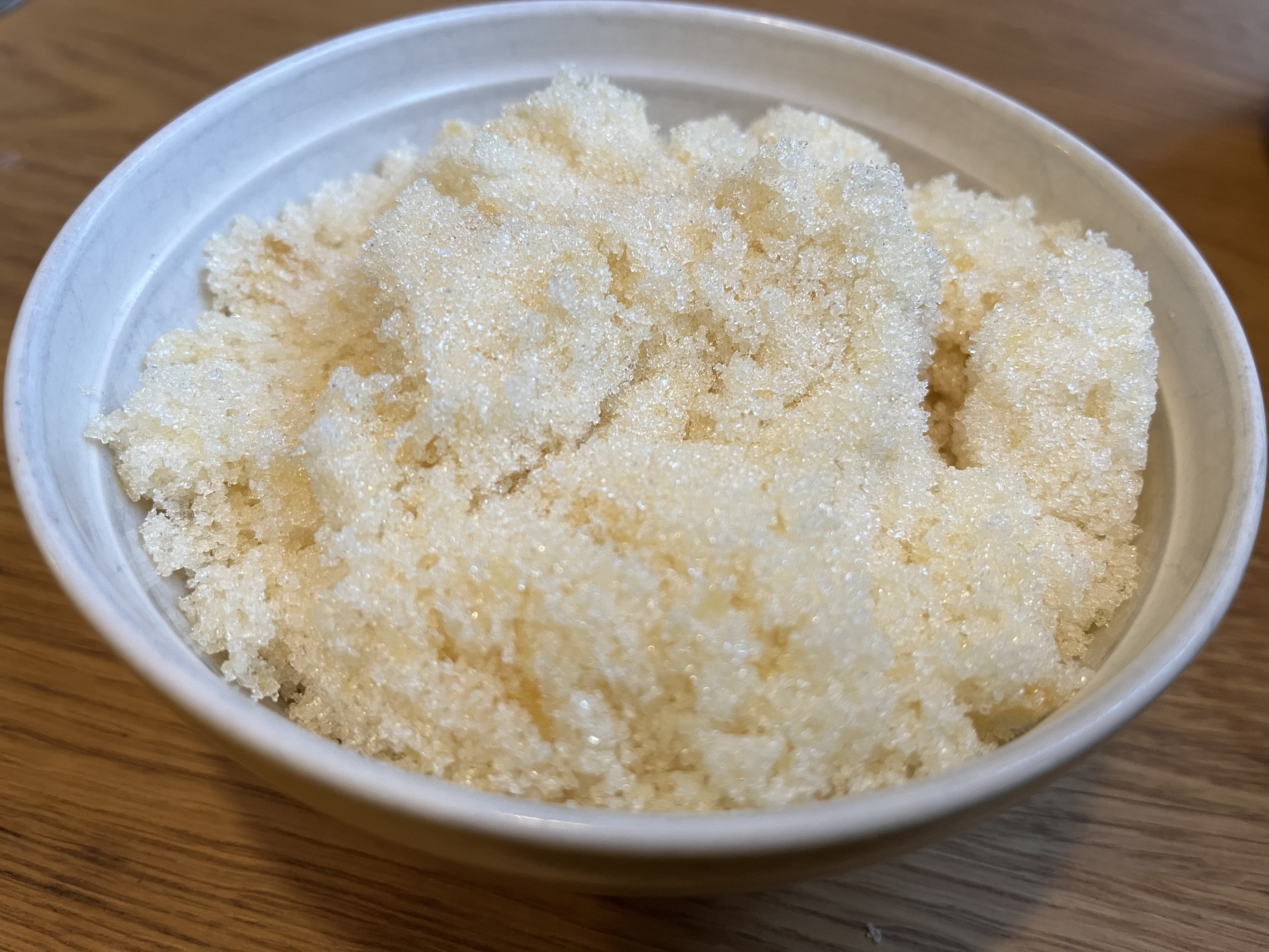 Itse sekoitettu fariinisokeri on vaaleampaa kuin kaupasta ostettu.