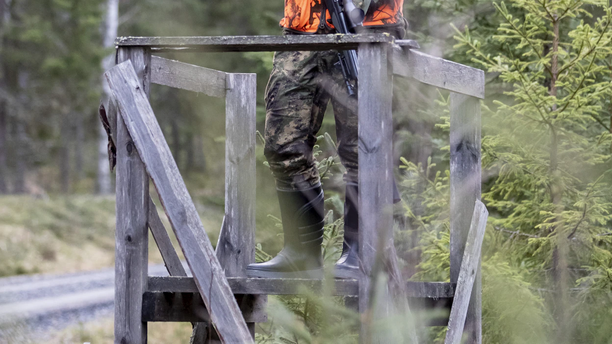 Vaurioitettu torni on turvallisuusriski sinne kipuavalle metsästäjälle. Tornit ovat 2–4 metrisiä, joten äkkipudotus sortuvasta tornista on korkea.