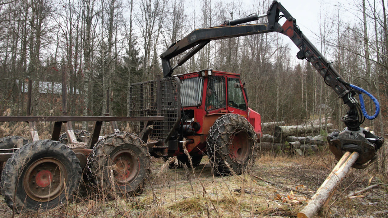 Lokomolla onnistuttiin hyvin suunnittelemaan kuormatraktori 70-luvun kaksimetrisen kuitupuun ajoon. Kun siirryttiin pidempien mittojen käyttöön, sen kuormakapasiteetti jäi vajaaksi, tai ylikuormitus oli yleistä. Kuorman takapainoisuus periytyi vielä 909T-malliin asti.