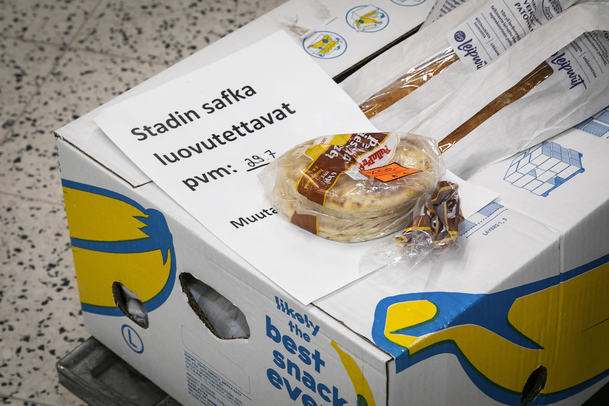 Kaupat ovat kiitettävästi vähentäneet hävikkiä esimerkiksi ruoka-apuun lahjoittamalla. Kuvassa Helsinkin Viikin Prisman ruoka-apulaatikko heinäkuulta.