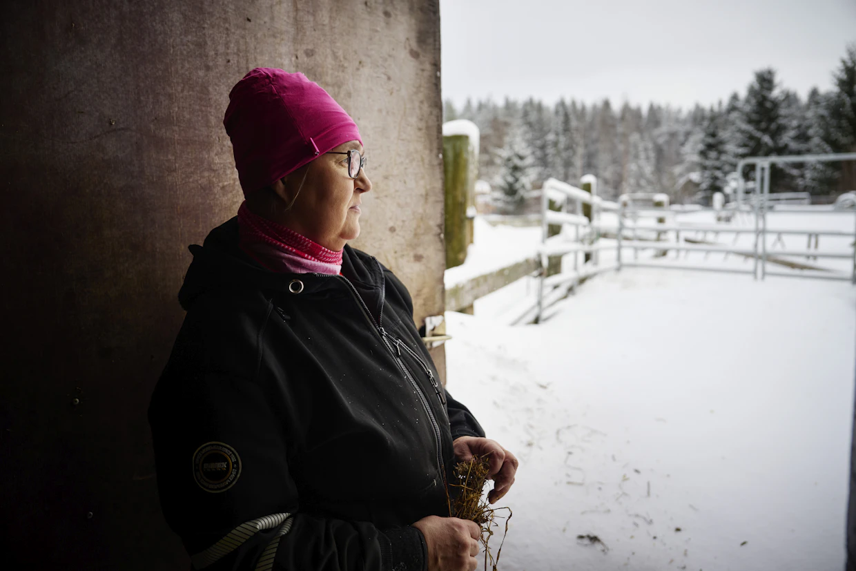 Raili Eskelinen kokee, että erityisesti parsinavetoissa maitoa tuottavista on tullut lainlaatijoiden sylkykuppeja.