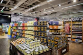 Alkoholijuomien myynti päivittäistavarakaupassa vähenee, vaikka saatavuutta on lisätty.
