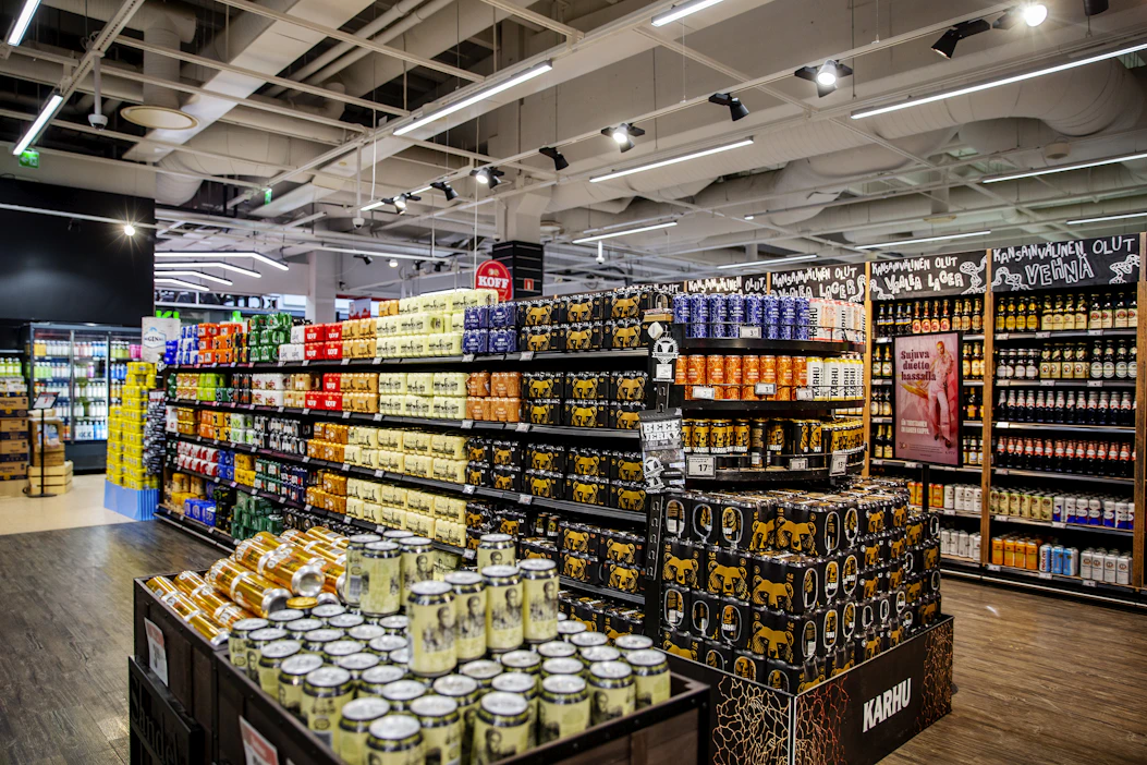 Alkoholijuomien myynti päivittäistavarakaupassa vähenee, vaikka saatavuutta on lisätty.