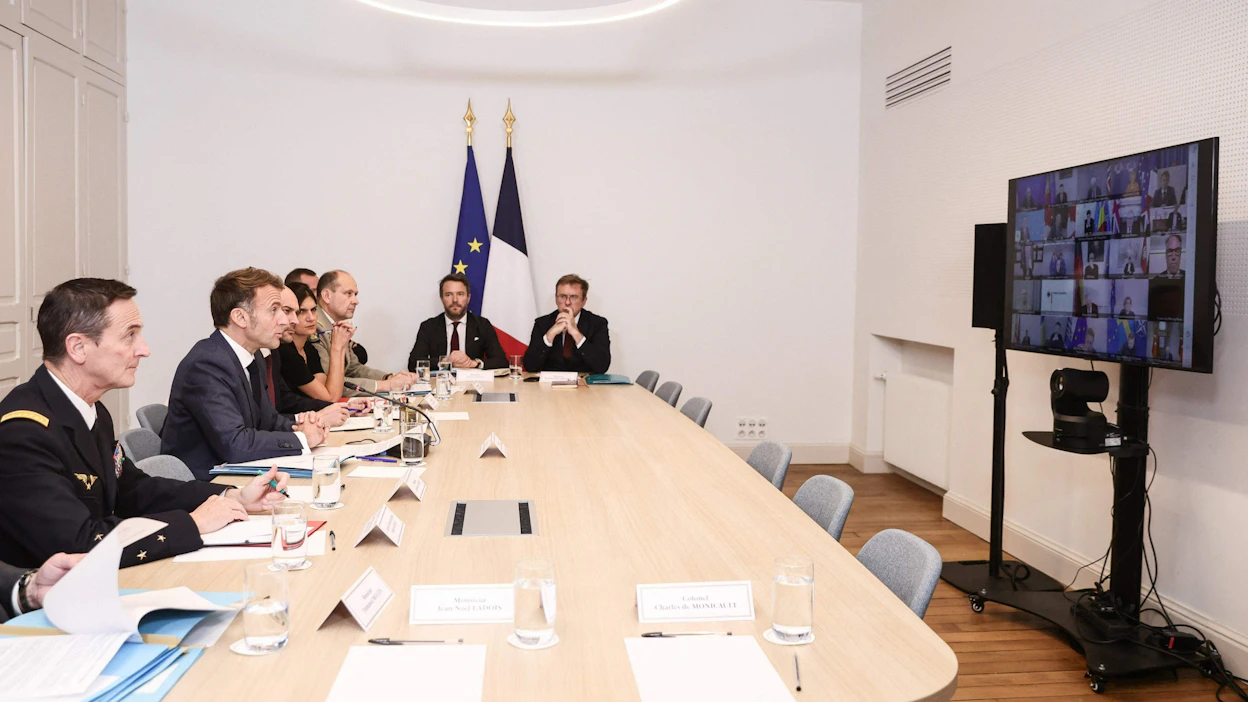 Ukrainaa tukevien maiden koalition kokous järjestettiin etäyhteyksin Britannian pääministerin Keir Starmerin ja Ranskan presidentin Emmanuel Macronin (kuvassa keskellä) isännöimänä.