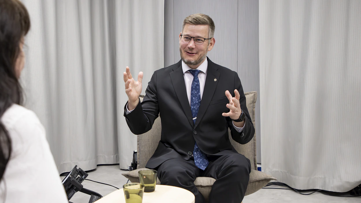 Eerikki Viljanen koittaa löytää harrastuksille aikaa maatilan, perheen ja yhteiskunnallisten luottamustoimien ohessa.