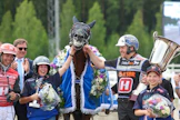Hymy oli herkässä Main Stagen Suur-Hollola-shown jälkeen hevosta myöten: Santtu Raitala, Linda Marttinen ja Antti Ojanperä tyttärineen Jokimaan voittajaseremonioissa. Taustalla järjestävän seuran Pekka Kairtamo palkintoja jakamassa.