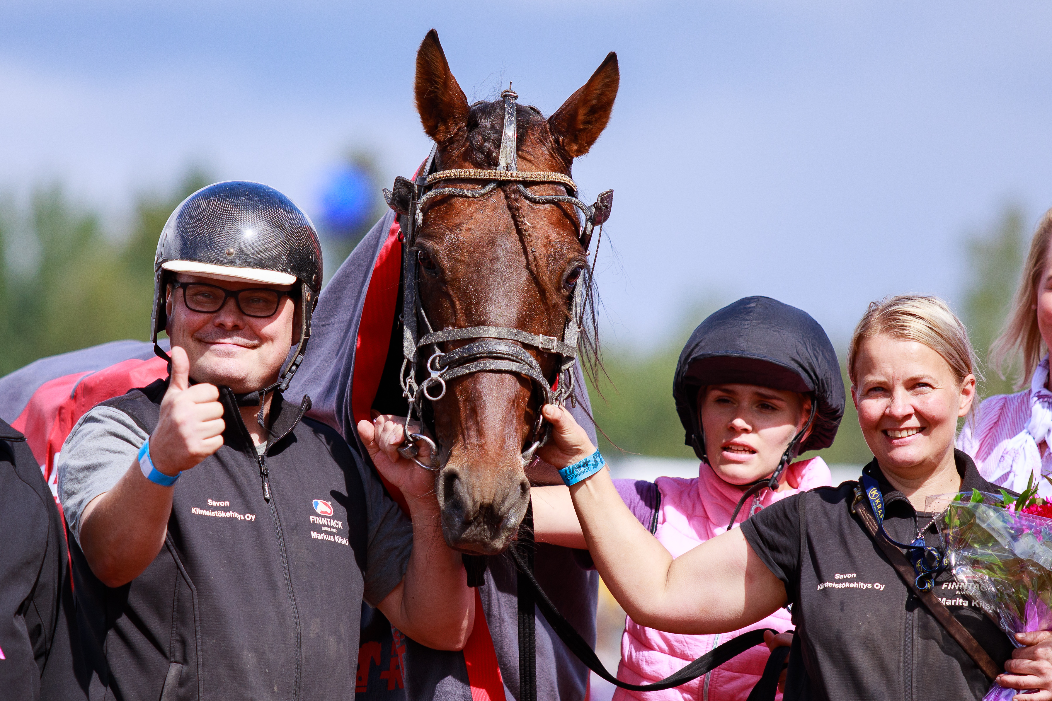 Marita ja Markus Kiiski pääsivät juhlimaan Tapiro Jetin voittoa Forssan kuninkuusravi-lauantaina.