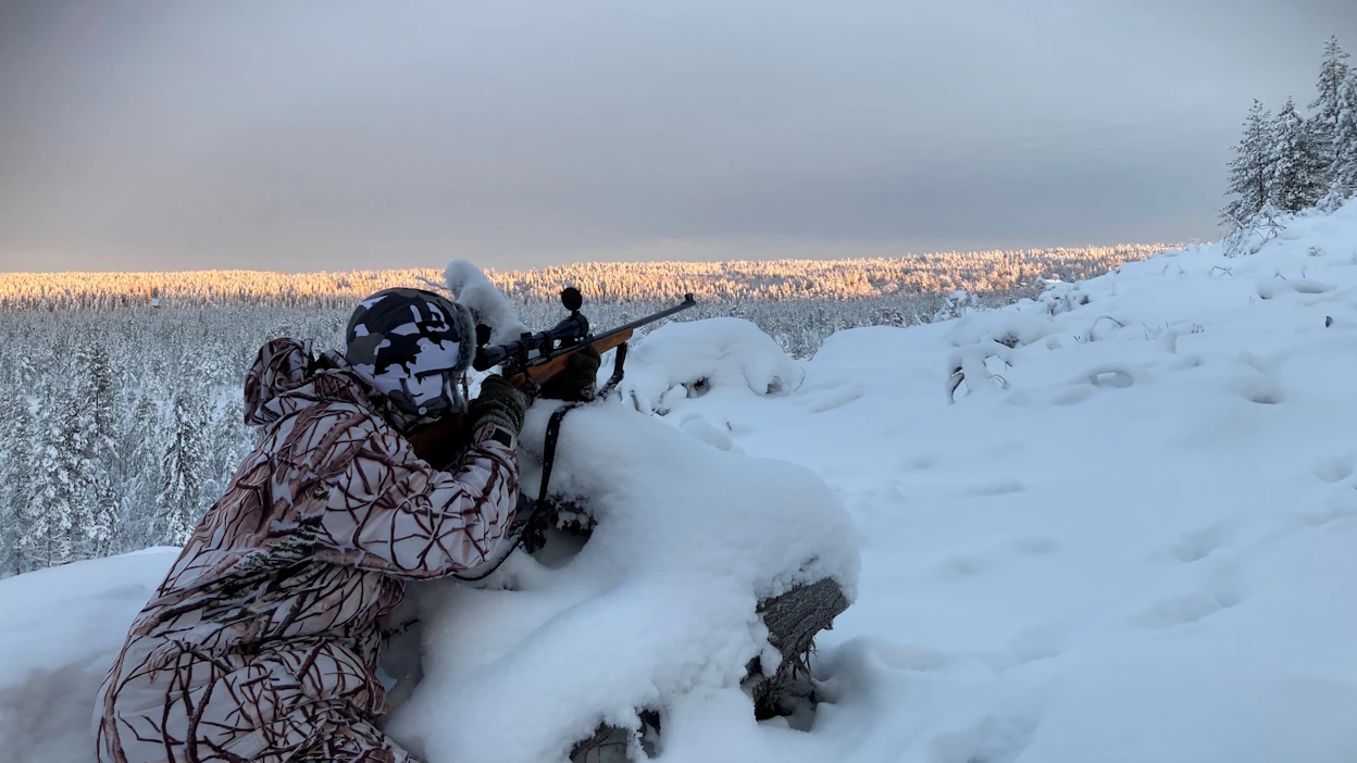 Kamppeet kelin mukaan. Latvalinnustajan pitää sulautua maastoon. Asekin olisi ollut hyvä naamioida valkoiseksi.