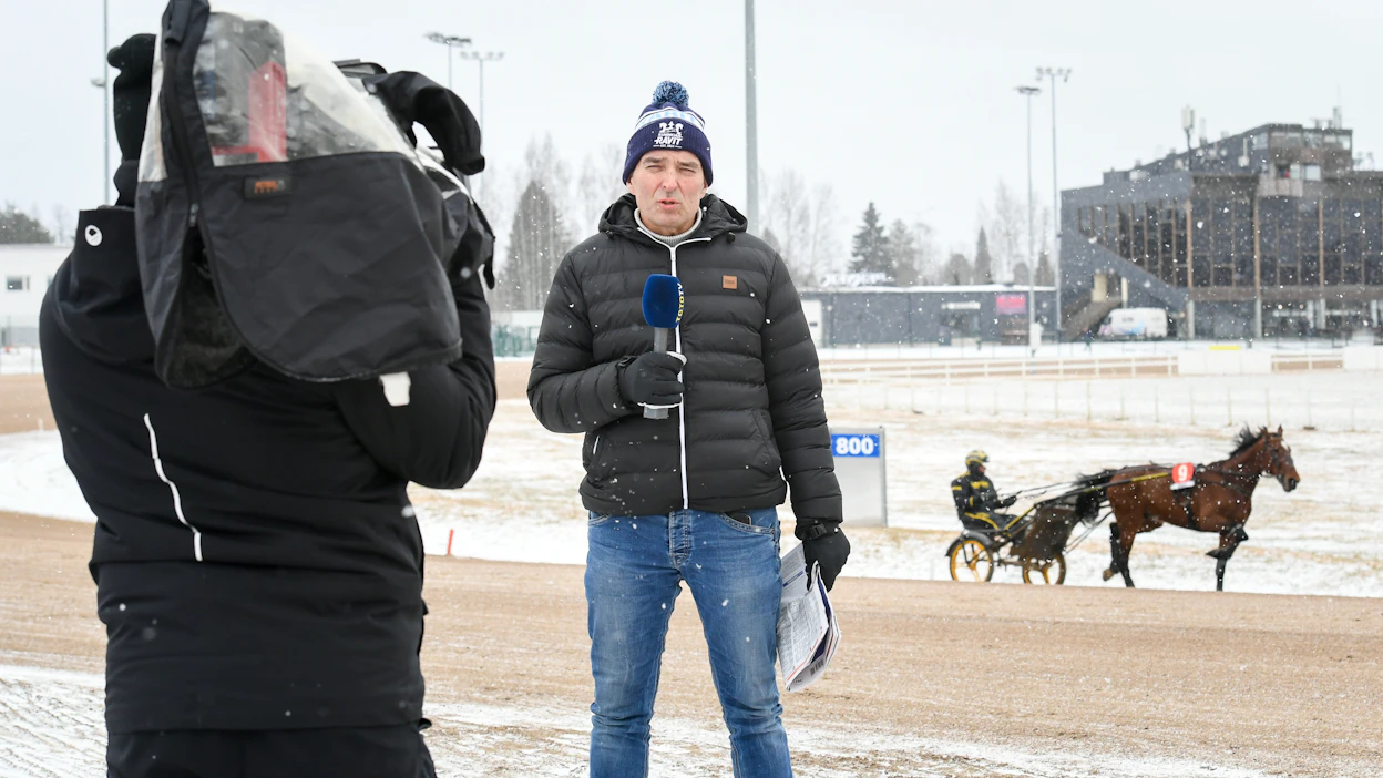 Toto TV:n suora lähetys Maaseudun Tulevaisuuden nettisivulla loppuu maanantaina. Arkistokuvassa Juha Jokinen kertoo tallikommentteja Seinäjoen raveista Toto TV:n lähetykseen.
