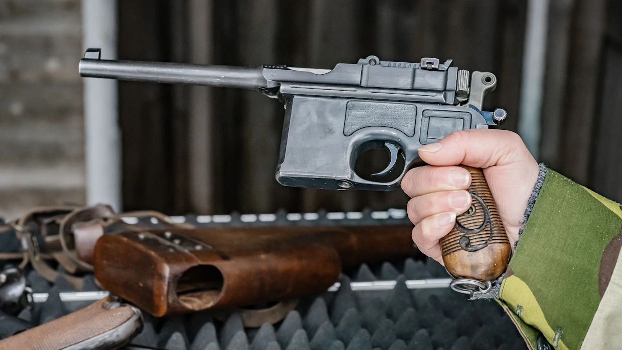 Kuvassa Mauser C96 eli tuttavammin ”ukkomauseri”. Asetta kantoivat sodissa erityisesti upseerit.