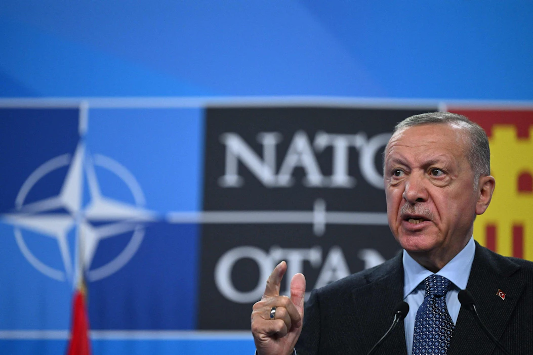 Turkin presidentti Recep Tayyip Erdogan (kuvassa) esiintyy nyt ratkaisijana Suomen ja Naton suuntaan, sanoo Ulkopoliittisen instituutin tutkija Henri Vanhanen. LEHTIKUVA / AFP .