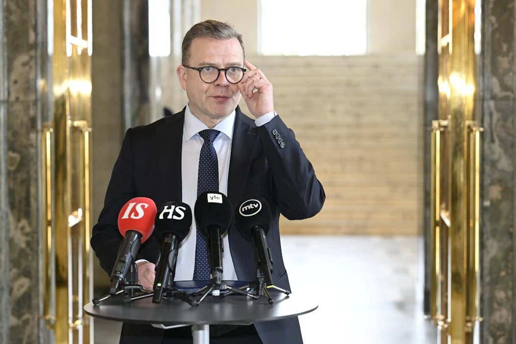 Pääministeri Petteri Orpo rajaa käytännössä työeläkeindeksien leikkaukset pois kehysriihen keinovalikoimasta. LEHTIKUVA / Heikki Saukkomaa.